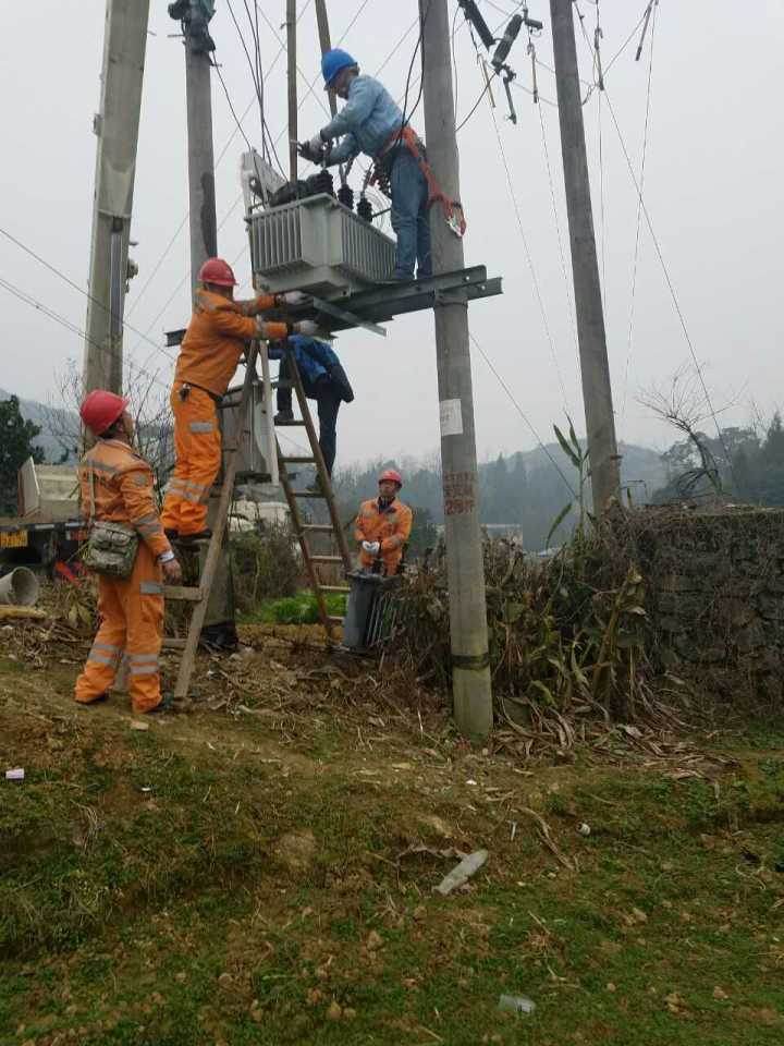 守護燈火，電力人在行動——松桃供電局一線員工春節(jié)保電側記