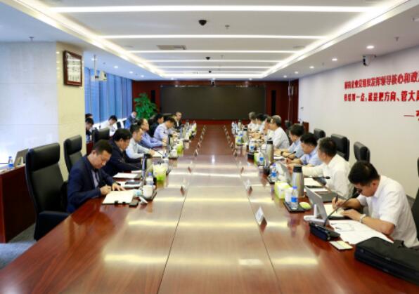 錢智民會(huì)見鞍鋼集團(tuán)董事長、黨委書記譚成旭