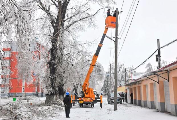受強雨雪大風冰凍天氣影響，吉林延邊全力搶修供電線路