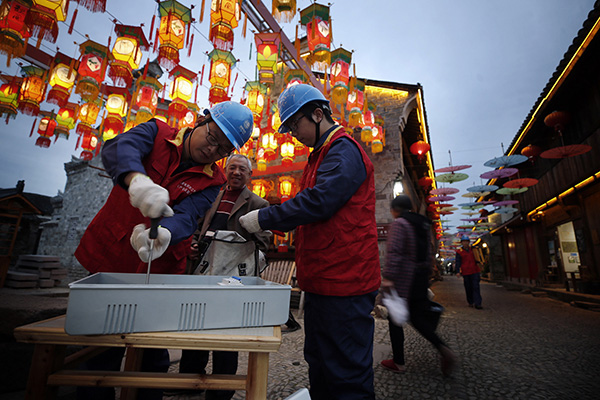 國(guó)網(wǎng)寧海縣供電公司：“電力紅馬甲”出動(dòng)，扮靚古鎮(zhèn)迎元宵