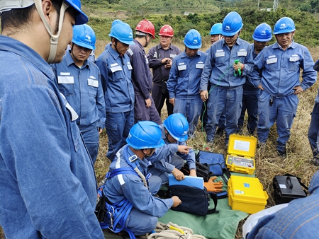 鳳慶供電局開展接地電阻儀、直流試送儀的培訓(xùn)