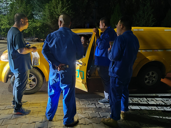 烏海市千里山供電公司千鋼供電所黑夜中的孤勇者，背抵黑暗守護光明