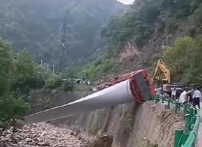 陜西寶雞隴縣：80米風(fēng)電扇葉運(yùn)輸車歪倒，正救援