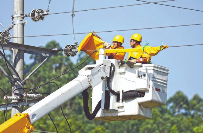 四川廣安：40攝氏度，他們帶電作業(yè)