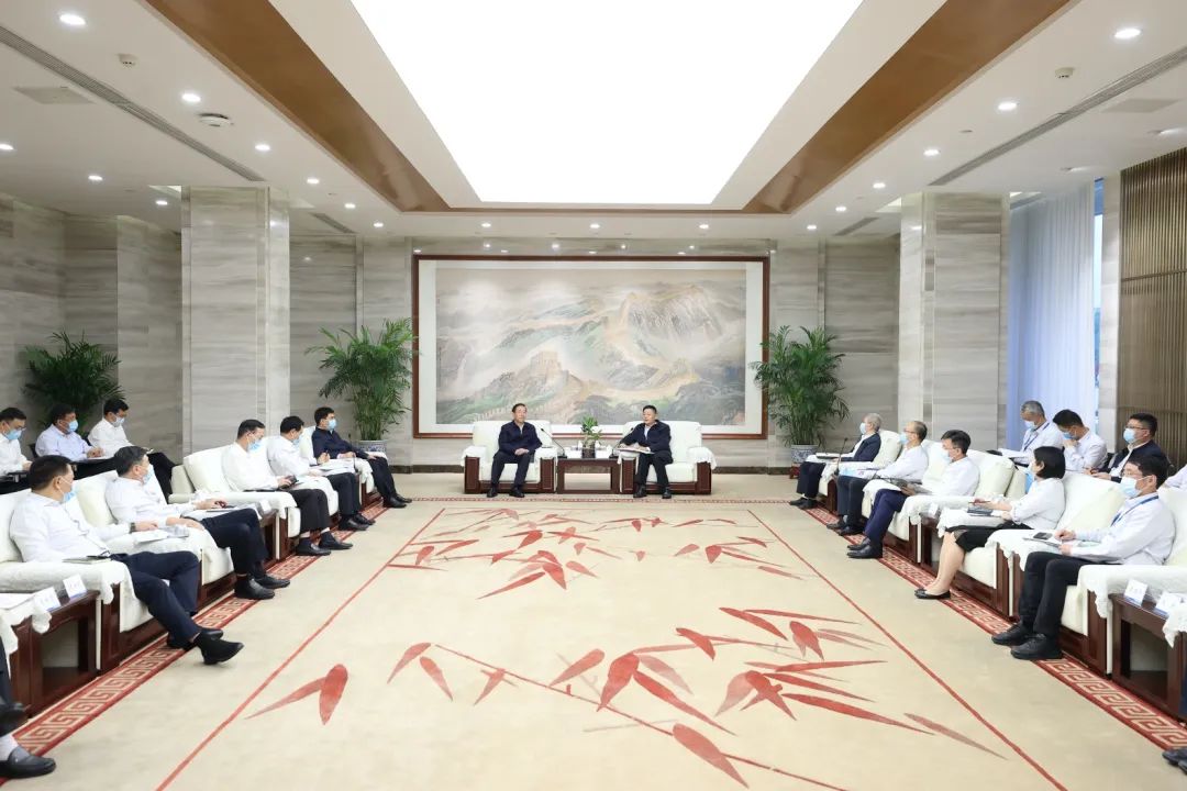 國家電網(wǎng)公司董事長、黨組書辛保安與東方電氣集團(tuán)董事長俞培根、總經(jīng)理徐鵬會談