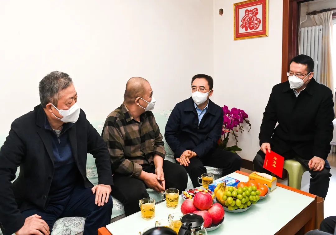 鄒磊、劉明勝走訪慰問退休老領(lǐng)導(dǎo)、勞模遺屬、困難黨員群眾