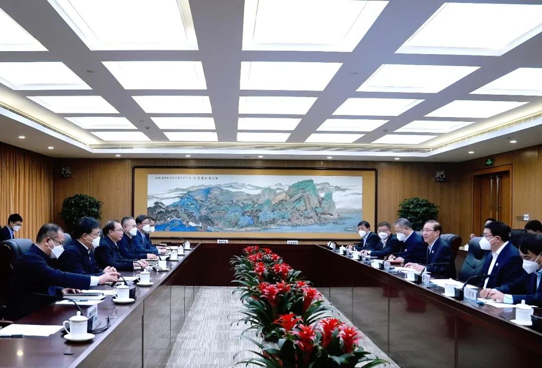 華電集團(tuán)董事長江毅、總經(jīng)理葉向東與國家電網(wǎng)董事長辛保安、總經(jīng)理張智剛舉行會談