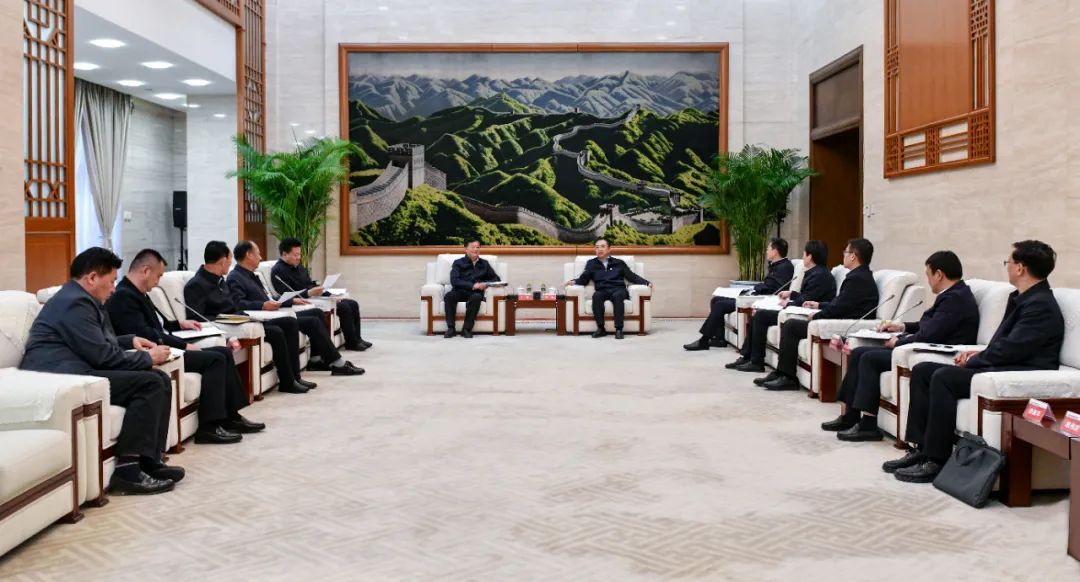 大唐集團(tuán)黨組書記、董事長(zhǎng)鄒磊與青海省海南州委書記呂剛、州長(zhǎng)尕瑪朋措會(huì)談