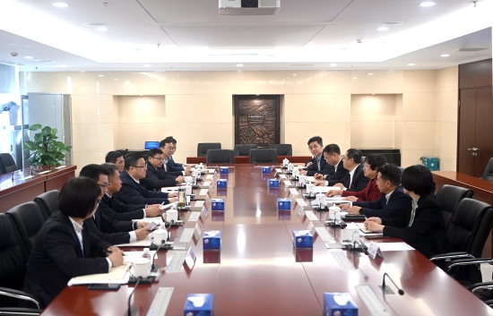 中國(guó)電建黨委常委、副總經(jīng)理王小軍與中國(guó)華電集團(tuán)黨組成員、副總經(jīng)理李旭紅會(huì)談