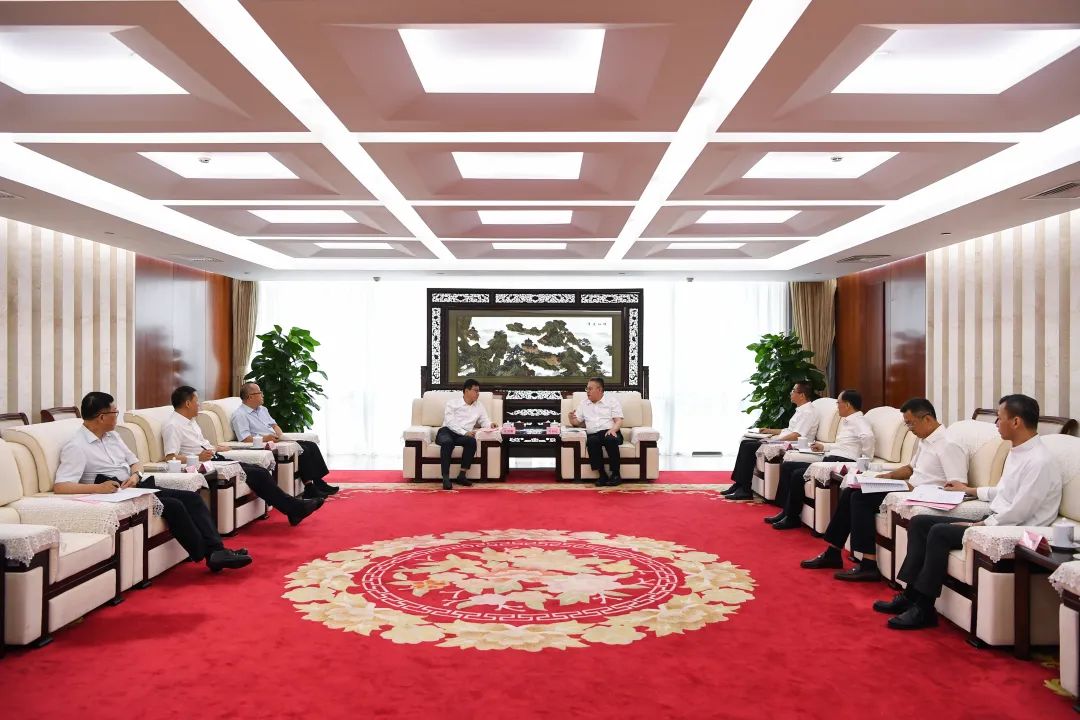 葉向東與甘肅省委常委、副省長(zhǎng)張錦剛舉行會(huì)談
