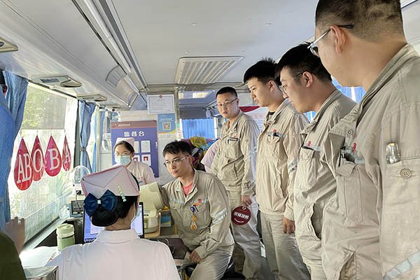臨汾熱電公司組織“熱血與大愛同流，真情與奉獻(xiàn)同行”無償獻(xiàn)血活動(dòng)