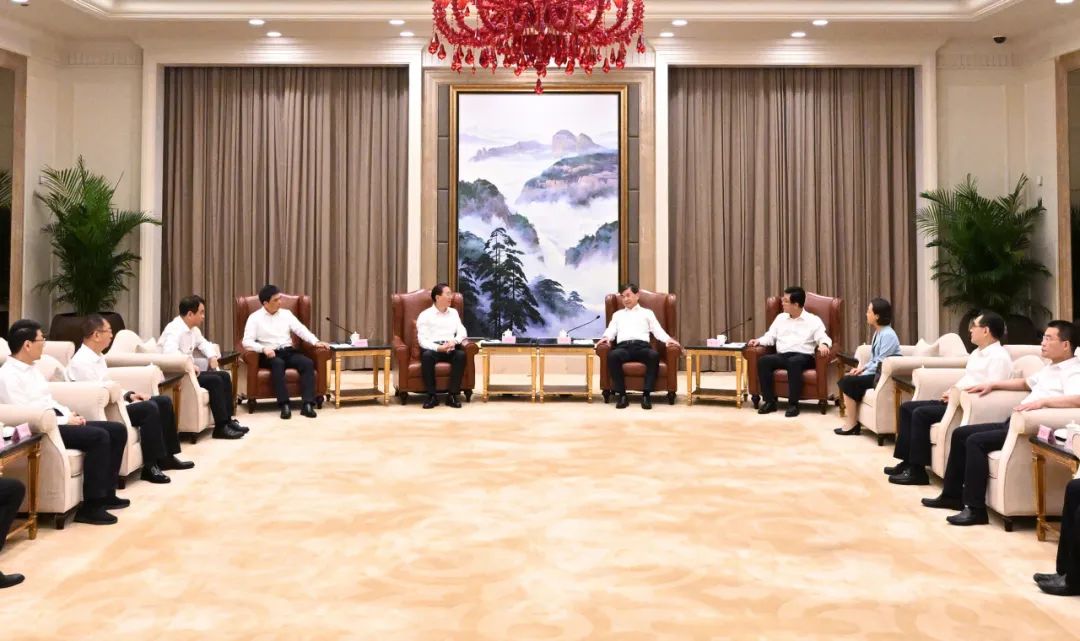 國(guó)家電網(wǎng)公司董事長(zhǎng)、黨組書(shū)辛保安與福建省委書(shū)記周祖翼、省長(zhǎng)趙龍會(huì)談