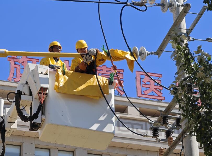 阿拉善供電公司迎夏峰帶電消缺，保醫(yī)電“汗”衛(wèi)民生