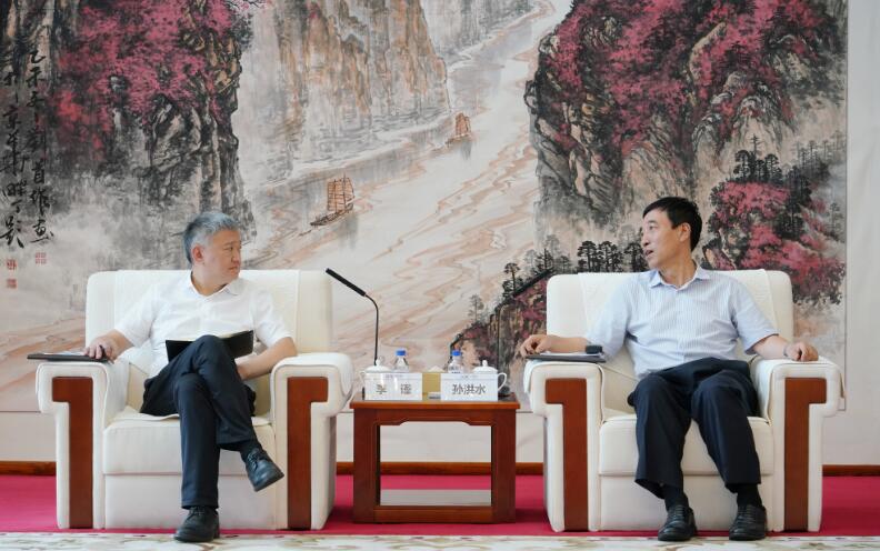 中國能建黨委副書記、總經(jīng)理孫洪水與重慶兩江投資集團(tuán)黨委書記、董事長李謹(jǐn)會(huì)談