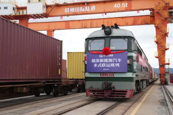 國產(chǎn)新能源汽車，坐火車“出海”!