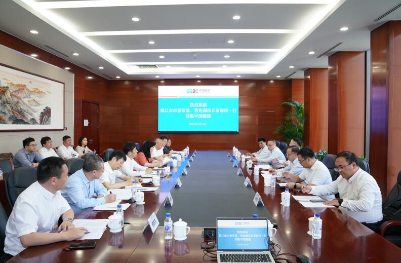 李麗娜與鎮(zhèn)江市委常委、常務副市長秦海濤會談