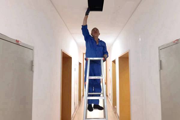 圖為物業(yè)人員利用節(jié)假日對值班宿舍電纜廊道、空調(diào)管道進(jìn)行檢查和維護(hù)
