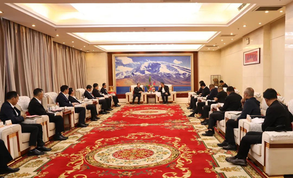 華電集團黨組書記、董事長江毅與喀什地委副書記、行署專員艾尼瓦爾·吐爾遜舉行會談