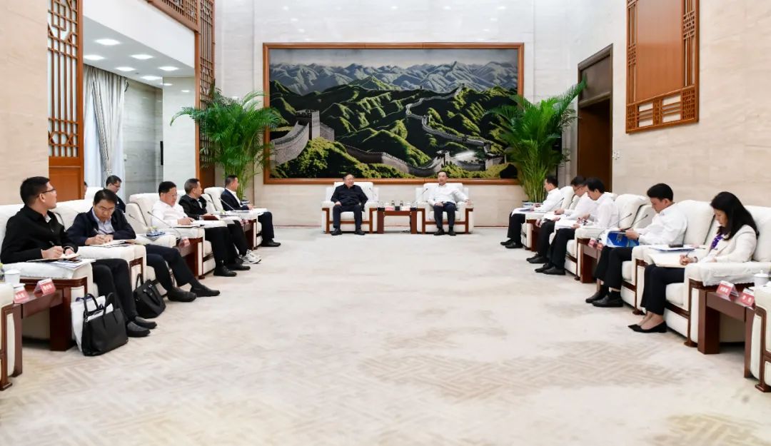 大唐集團(tuán)有限公司黨組書(shū)記、董事長(zhǎng)鄒磊與廣西壯族自治區(qū)國(guó)資委黨委書(shū)記秦如培會(huì)談