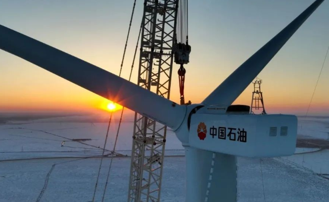 中國石油在建單體規(guī)模最大集中風電項目——昂格55萬千瓦風電項目首臺風機成功吊裝！