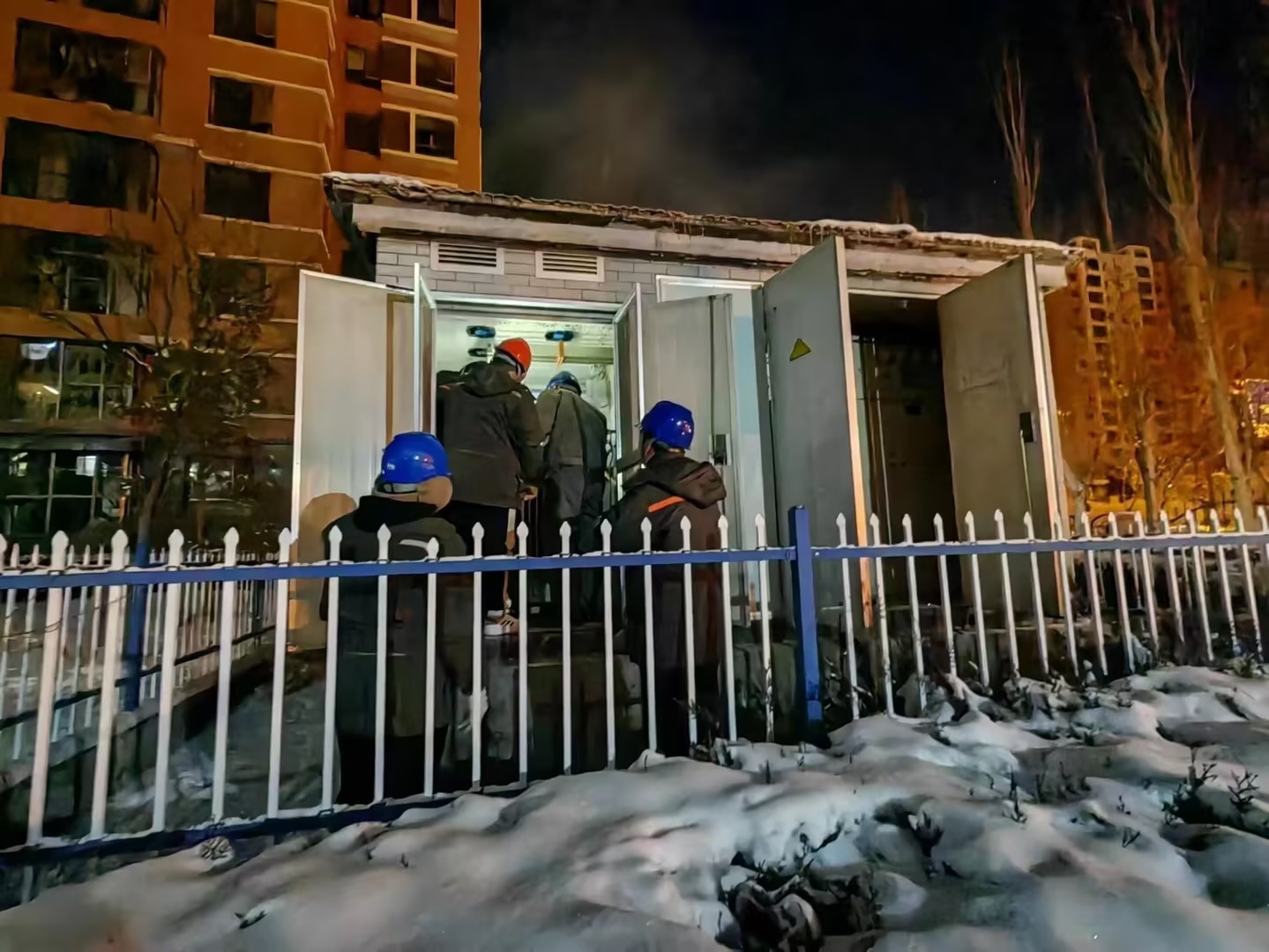 風(fēng)雪來襲入冬寒，電力搶修送溫暖