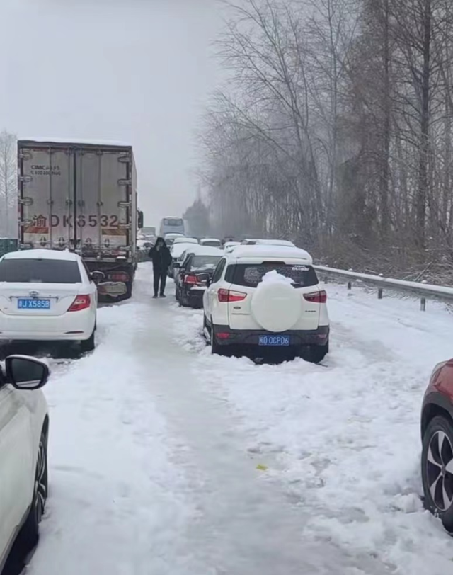 湖北凍雨暴雪導(dǎo)致高速公路堵塞，電動(dòng)汽車再現(xiàn)“趴窩”