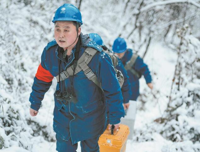 【國(guó)網(wǎng)楷?！恐芗t亮：巡行秦嶺深處 守護(hù)線路安全