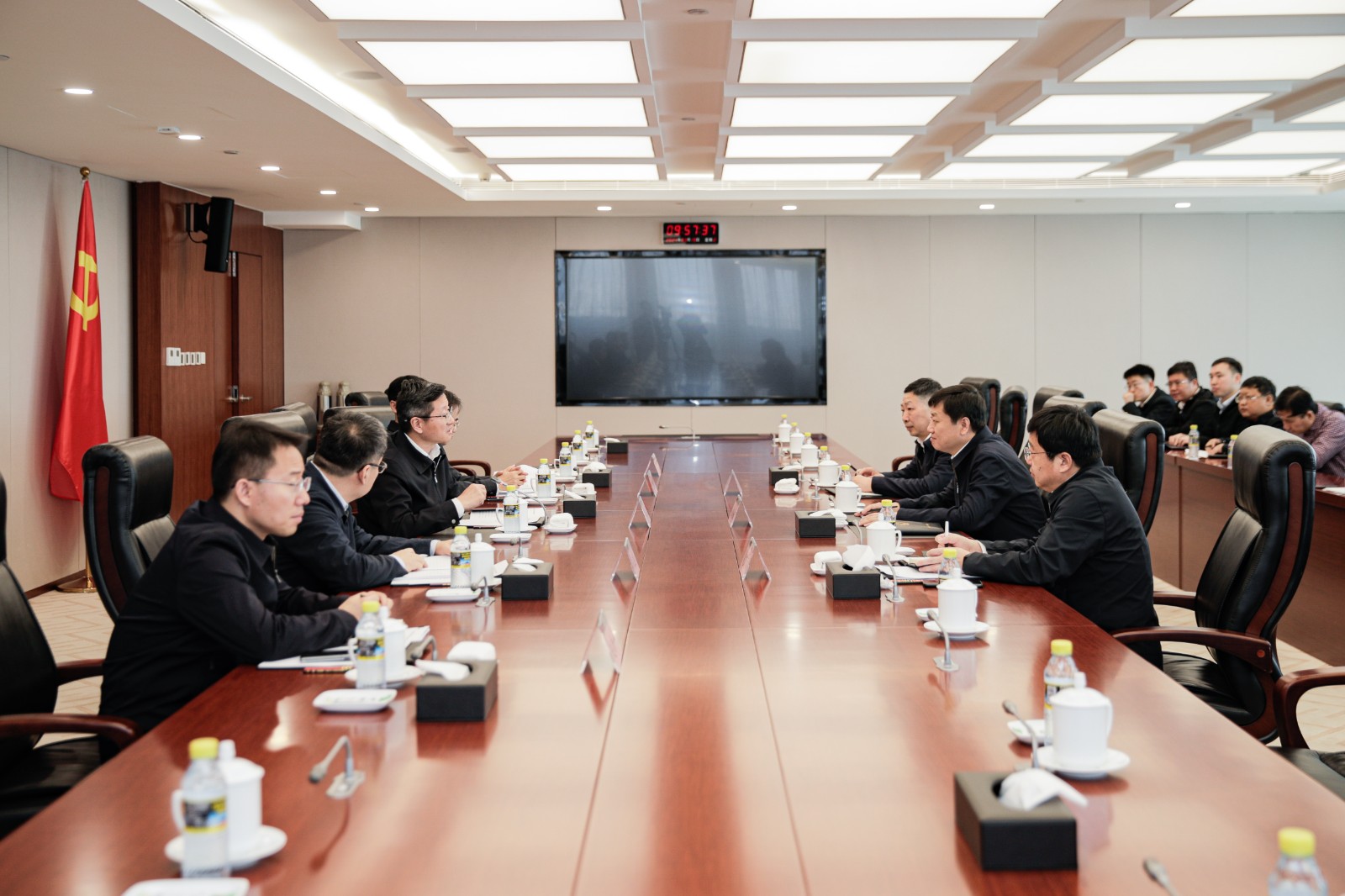 國家能源集團總經(jīng)理、黨組副書記余兵會見衡水市委副書記、市長董曉航