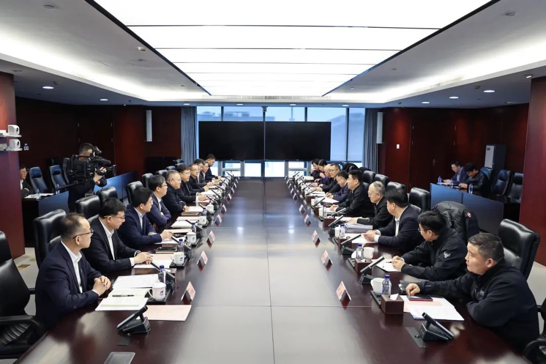 華電集團黨組副書記、總經理葉向東與北京市副市長高朋舉行會談