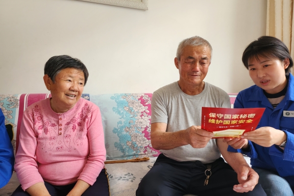內蒙古電力公司烏海千里山供電公司黨支部、工會、團支部（青工委）開展“蒙電愛心光明行”保密宣傳活動