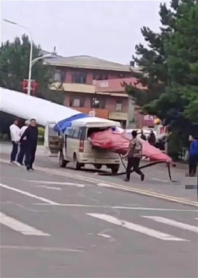 黑龍江一面包車被風電機葉片刺穿，知情人：車上載有7人