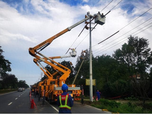 國網(wǎng)郫都供電公司“雙車”帶電緊急搶修，確保上萬群眾用電無憂