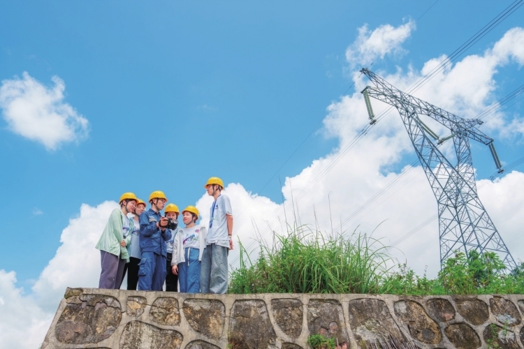 南方電網(wǎng)2024年港澳大學(xué)生、臺灣青年暑期實習(xí)項目圓滿結(jié)束
