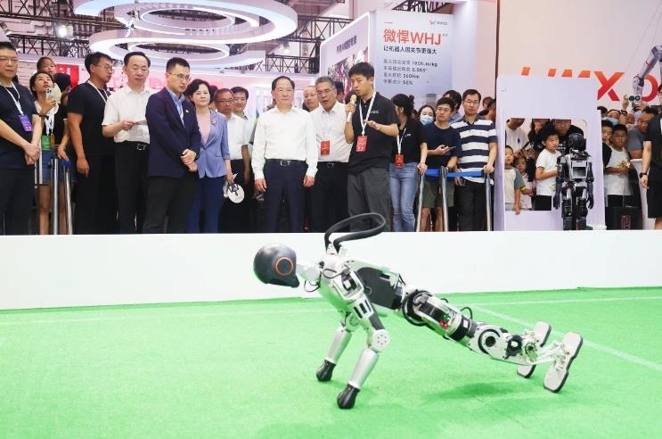 工信部黨組書記、部長(zhǎng)金壯龍參觀調(diào)研2024世界機(jī)器人大會(huì)