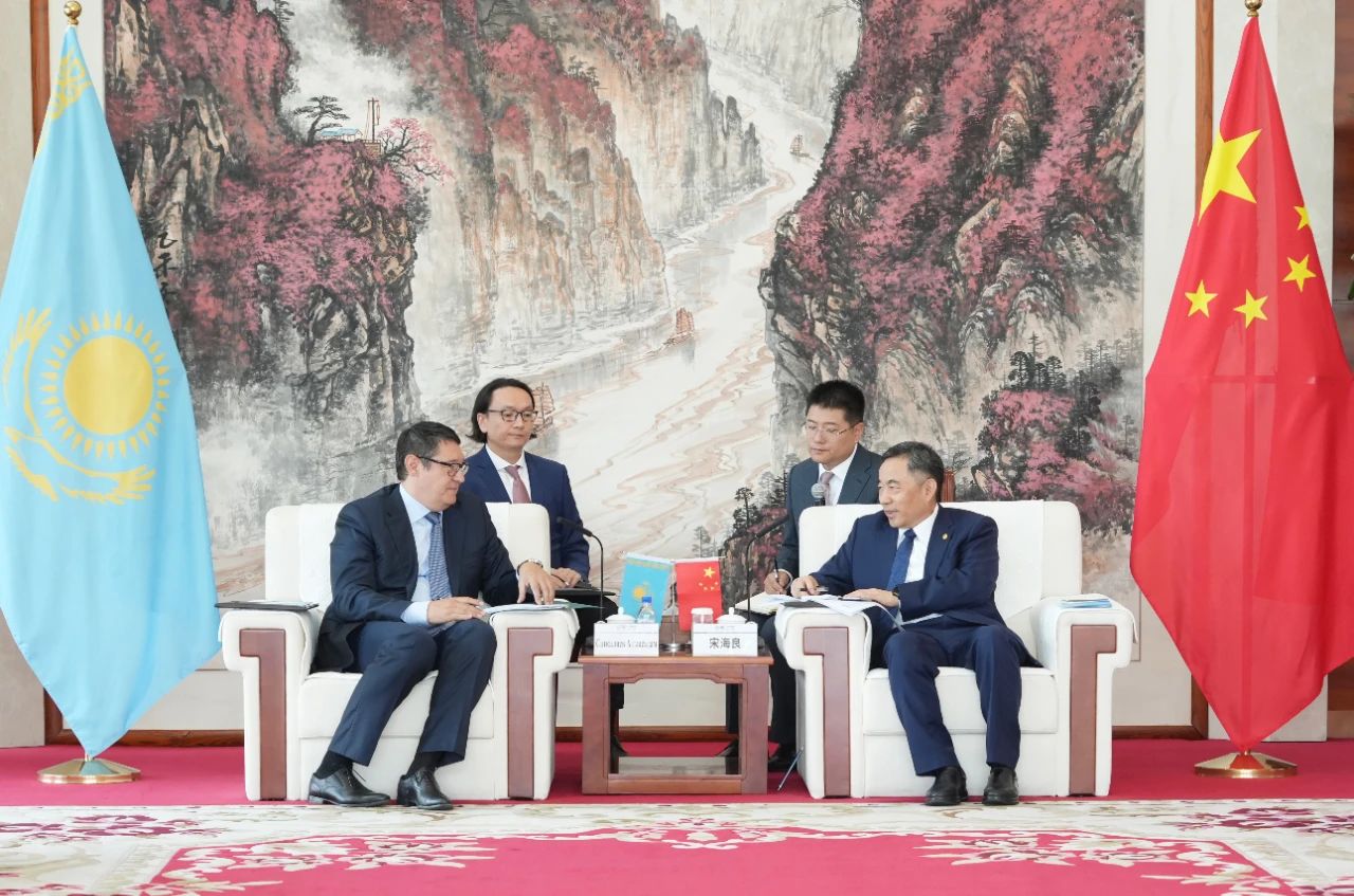 中國(guó)能建黨委書記、董事長(zhǎng)宋海良與哈薩克斯坦能源部部長(zhǎng)阿爾瑪薩達(dá)姆·薩特卡利耶夫會(huì)談