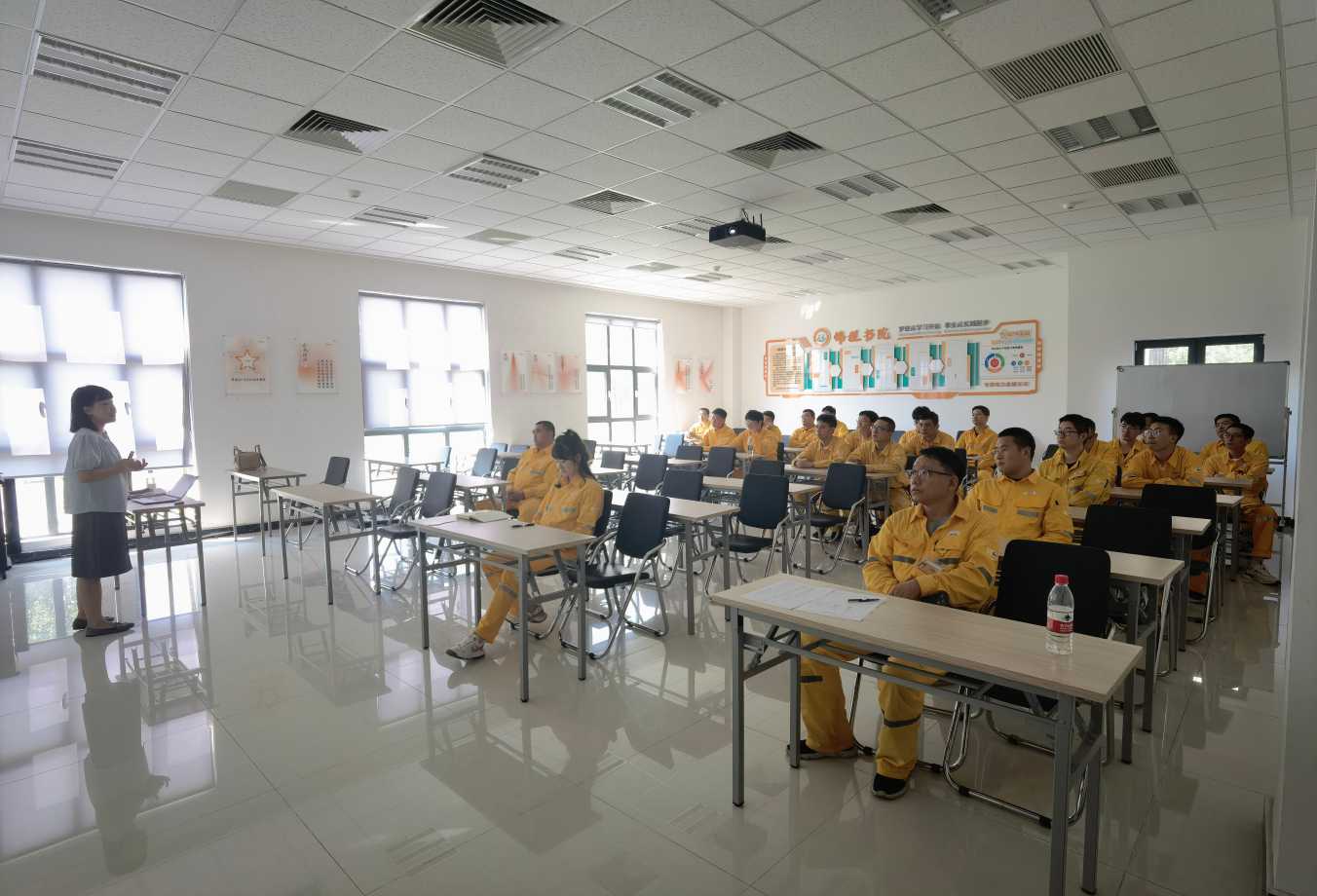 華潤電力盤錦公司組織開展“我為群眾辦實(shí)事” 員工保險福利宣貫活動