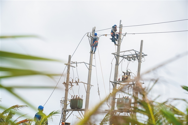 保亭、三亞等多個(gè)市縣供電隊(duì)伍全力支援文昌搶修復(fù)電