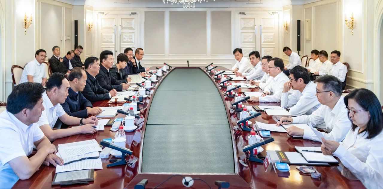 大唐集團(tuán)總經(jīng)理、黨組副書(shū)記張傳江與青海省海南州委書(shū)記呂剛、州長(zhǎng)尕瑪朋措會(huì)談