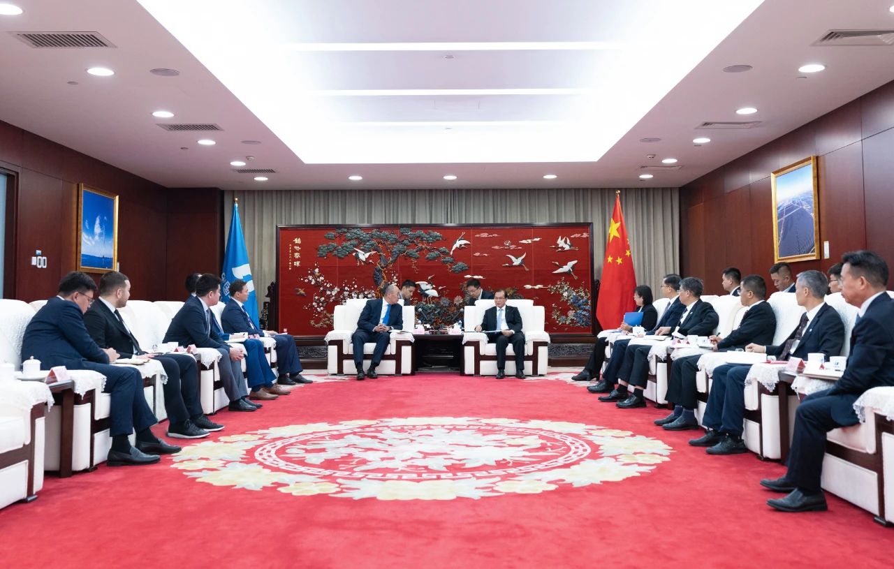 華電集團(tuán)董事長、黨組書記江毅與哈薩克斯坦工業(yè)和建設(shè)部部長哈納特·沙爾拉帕耶夫會(huì)談