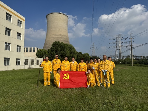 南京化學工業(yè)園熱電有限公司黨員先鋒在行動，廠外環(huán)境整治展擔當