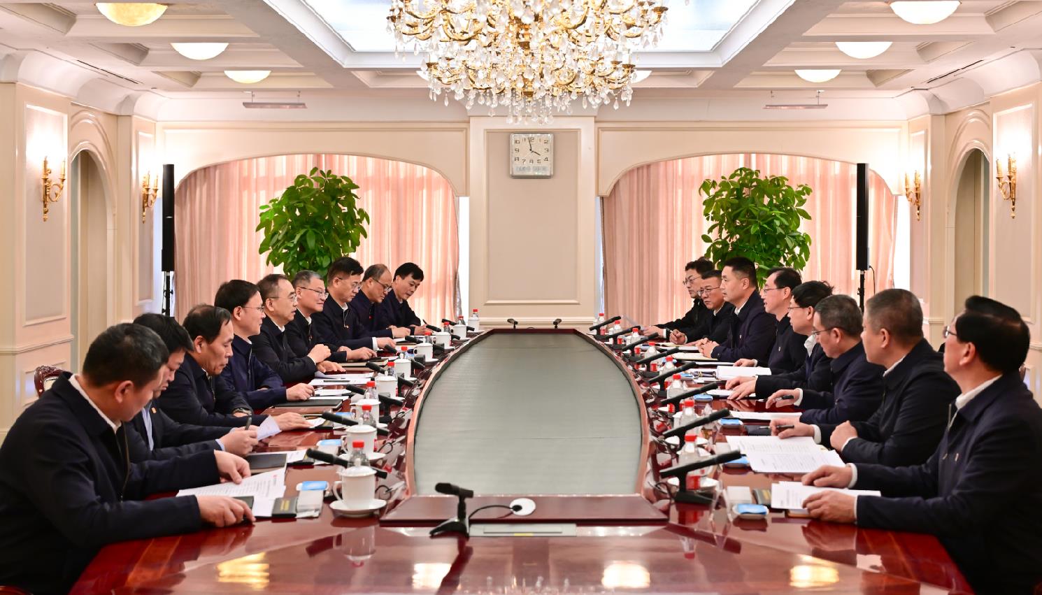 大唐集團董事長鄒磊、總經(jīng)理張傳江與中國安能董事長陳奕輝、總經(jīng)理周慶豐會談