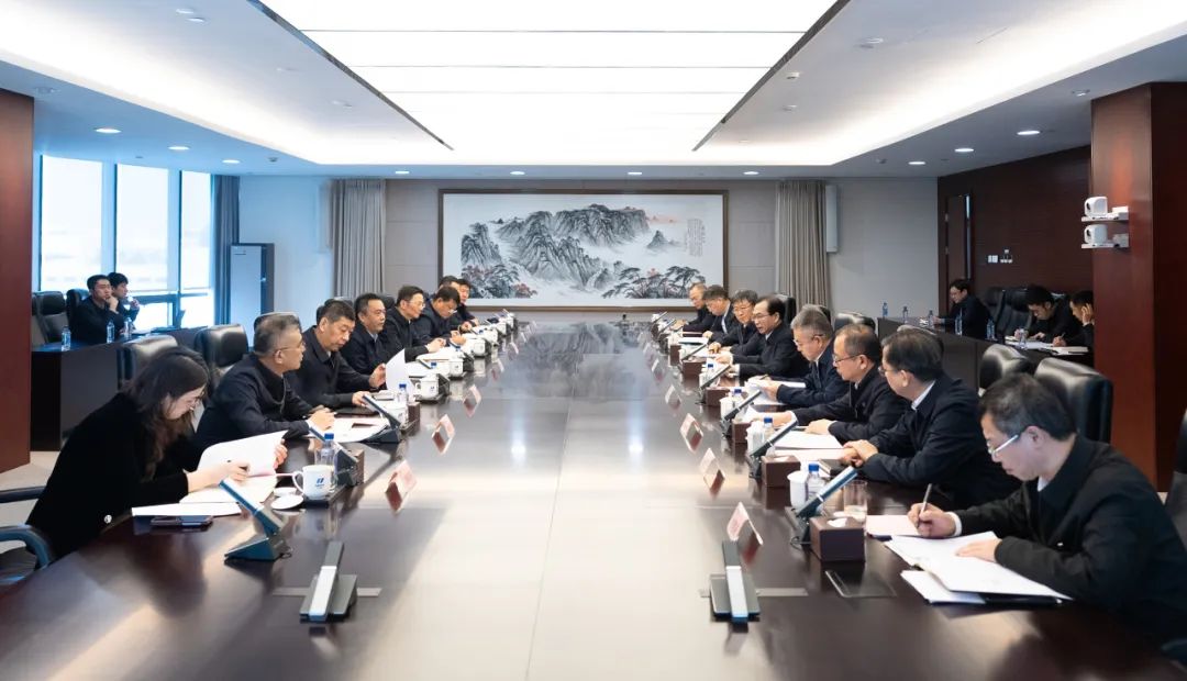 華電集團(tuán)董事長江毅、總經(jīng)理葉向東與哈電集團(tuán)董事長曹志安、總經(jīng)理黃偉舉行會談
