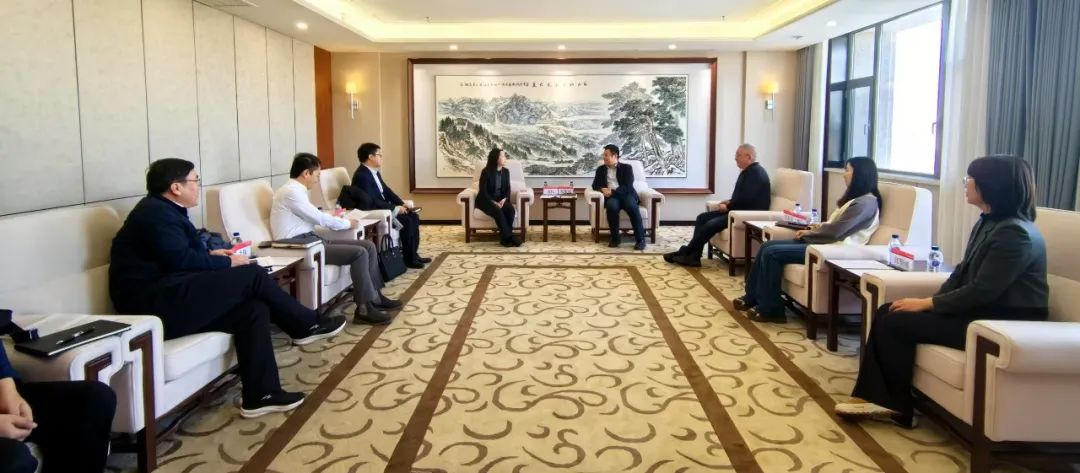 中國(guó)農(nóng)業(yè)銀行吉林省分行黨委委員、副行長(zhǎng)兼長(zhǎng)春分行黨委書記、行長(zhǎng)曹紅一行拜訪華電吉林公司
